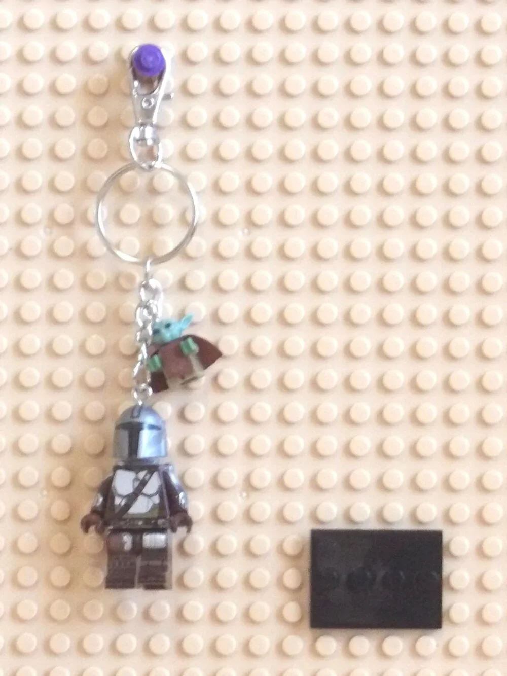 Minifigure Keychain- Star Wars The MANDALORIAN Mando CHILD Grogu Charm Stand New